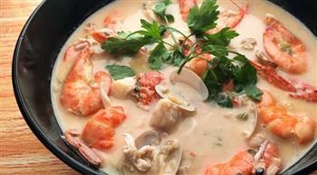 طريقة عمل شوربة السي فود بالكريمة في المنزل