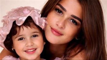   ياسمين عبد العزيز تبهر جمهورها بصورة تجمع طفولتها بملامحها الحالية
