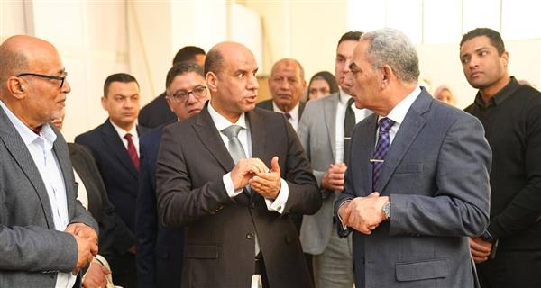 وزير العمل يبدأ زيارته للإسماعيلية بلقاء المحافظ