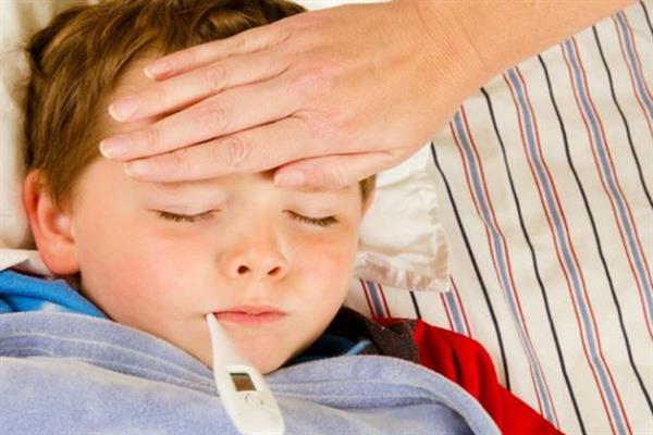 استشاري طب أطفال: أعراض قد تكشف الإصابة بالالتهاب السحائي لدى الأطفال