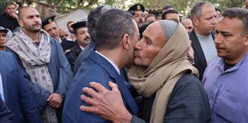   محافظ المنوفية يشيّع ضحايا حادث السادات ويواسي أسرهم