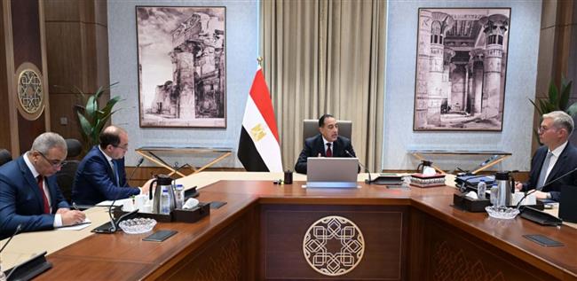 رئيس الوزراء يتابع مع وزيري المالية والبترول عددًا من ملفات العمل المشترك