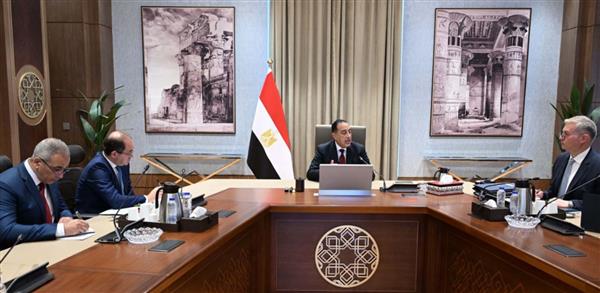 رئيس الوزراء يتابع مع وزيري المالية والبترول عددًا من ملفات العمل المشترك