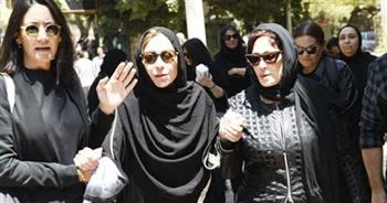   نجوم الفن يساندون منة شلبي في وداع والدها