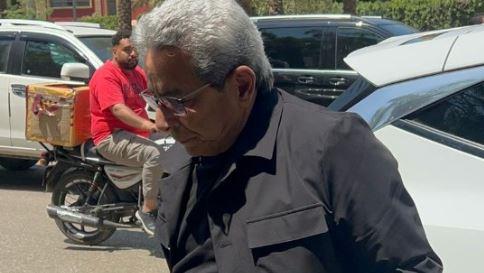 محمود سعد يحضر جنازة والد منة شلبي بمسجد الفاروق بالمعادي