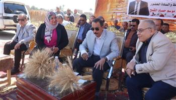   محافظ سوهاج يتفقد حصاد محصول القمح بأحد الحقول