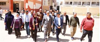   محافظ مطروح يشهد تجربة التعليم عن بُعد لأبناء قارة أم الصغير