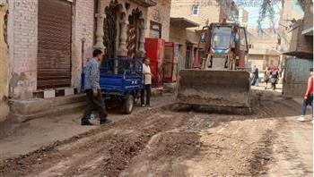   محافظ أسيوط يوجه بمواصلة تمهيد الطرق ورفع المخلفات بقرى صدفا لتحسين الخدمات