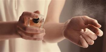   طرق تثبيت العطر لفترة طويلة على الجسم والملابس دون ترك أثار أو بقع