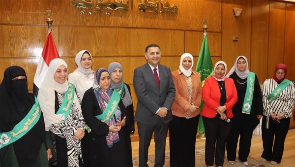 محافظ القليوبية يكرم الأمهات المثاليات.. ويمنح رحلات عمرة وجوائز للمتفوقين من دور الرعاية