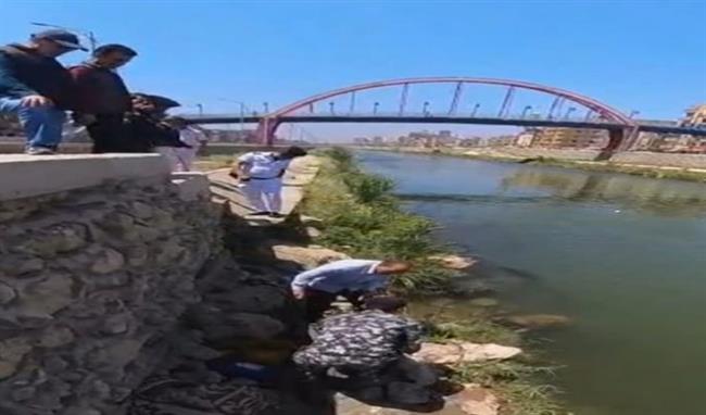 ضبط سيارة تلقي مخلفات بترولية في مصرف القلعة بالإسكندرية