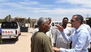 محافظ أسوان يرصد مخالفة لتشوينات من الطوب الأبيض بقرية أبو هور 