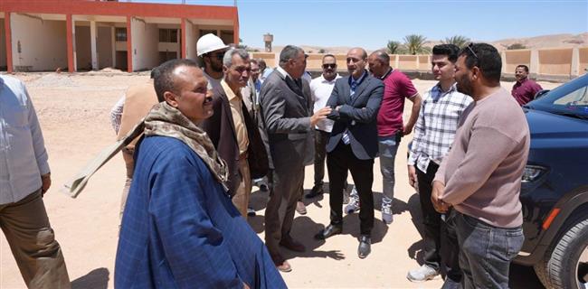 محافظ أسيوط يتابع إنشاء السوق الحضري بالبداري