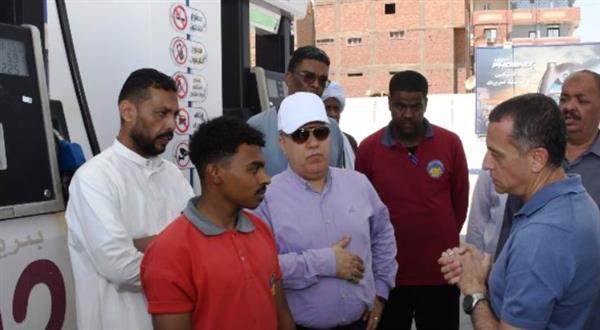 محافظ أسوان يفاجئ محطة وقود ويشدد على الالتزام بمنظومة تداول المواد البترولية