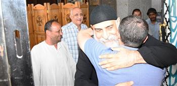   محافظ أسوان في كنيسة العذراء بدراو.. مشهد يجسد وحدة المصريين
