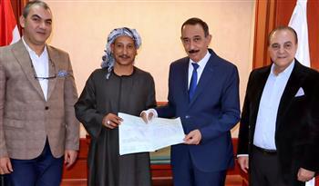 محافظ سوهاج يسلم أول عقدين لمن قاموا بالتقدم على المنصة الوطنية لتقنين أرضي أملاك الدولة