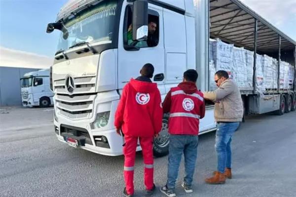 الهلال الأحمر المصري يطلق قافلة "زاد العزة" 182 بإغاثات ويستقبل مصابين فلسطينيين