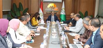   محافظ الجيزة يبحث ملفات التصالح والنظافة والإشغالات ومياه الشرب والصرف الصحى بالهرم
