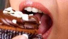 ماذا يحدث للجسم بعد تناول السكر مباشرة؟