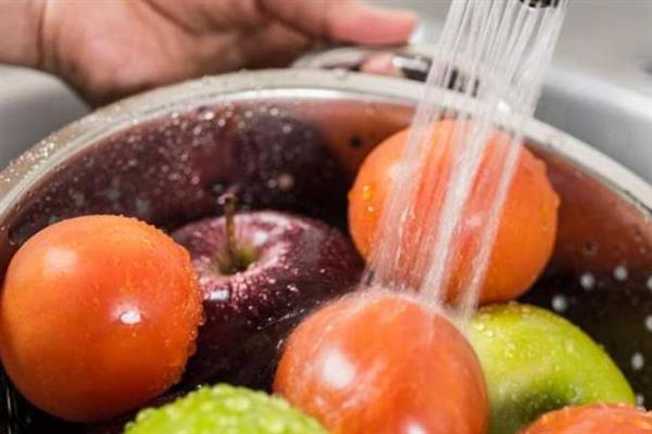 كيف تتجنب التسمم الغذائي من الفواكه في الصيف؟