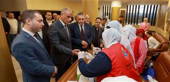   محافظ كفرالشيخ يتفقد مبادرة 100 مليون صحة ويجري فحوصات للمواطنين