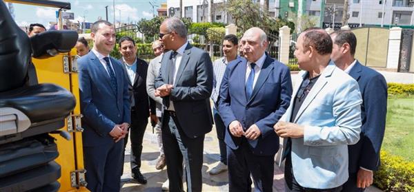 محافظ كفرالشيخ يتفقد ماكينة تخطيط الطرق لتعزيز السلامة المرورية