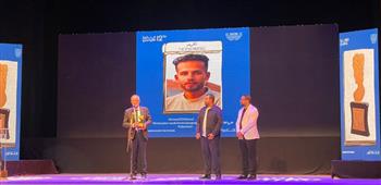   كامل الباشا يتسلم تكريم المخرج الفلسطيني أحمد الدنف بافتتاح الإسكندرية للفيلم القصير