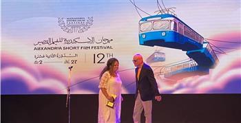خيري بشارة يسلم تكريم منى ربيع وحسن جاد بافتتاح الإسكندرية للفيلم القصير