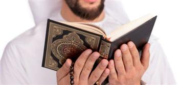   حكم إلقاء السلام على قارئ القرآن.. الإفتاء توضح