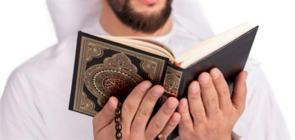 حكم إلقاء السلام على قارئ القرآن.. الإفتاء توضح