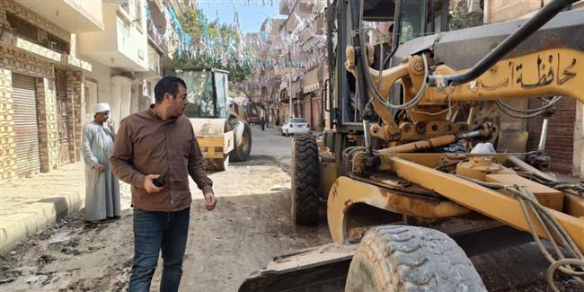 أسيوط تواصل تطوير البنية التحتية للطرق بمركز منفلوط