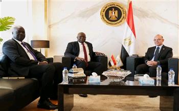  وزير الاستثمار يبحث مع نظيره بجنوب السودان تعزيز التعاون الاستثماري والتجاري 