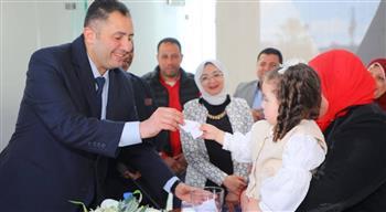 محافظ دمياط يشهد إجراء قرعة لاختيار ثلاثة من الأمهات المثاليات لمنحهن رحلات عمرة