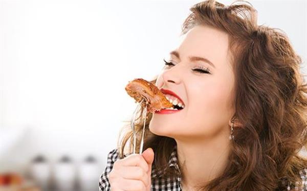 كيف يؤثر الأكل السريع على زيادة الوزن؟