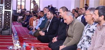   محافظ دمياط يؤدى صلاة الجمعة بمسجد البحر 