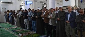   محافظ السويس يؤدي صلاة الجمعة ويدعم مبادرات "ايدك معانا" و"أنوار القرآن"