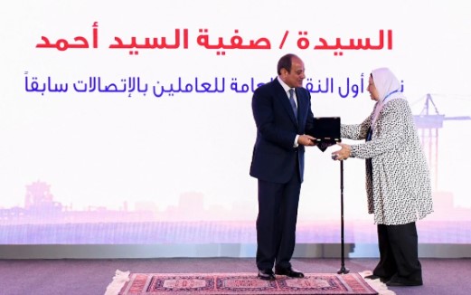 الرئيس السيسي يكرم نخبة من عمال مصر خلال احتفالية عيد العمال.. صور