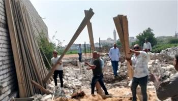   سكرتير عام المنيا يتابع من مركز السيطرة حملات الإزالة