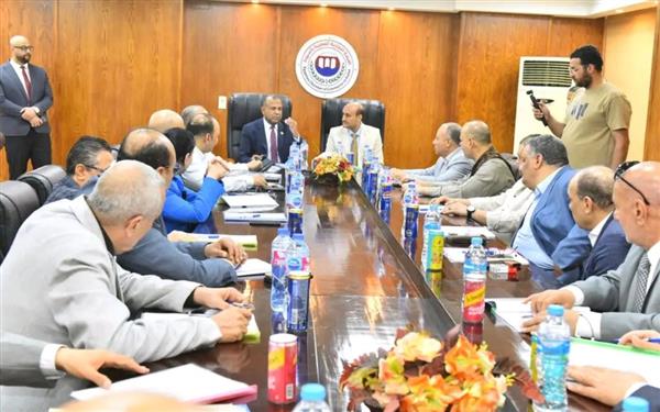 محافظ أسيوط يترأس اجتماع مجلس إدارة الغرفة التجارية ويؤكد تعزيز التعاون لجذب الاستثمارات