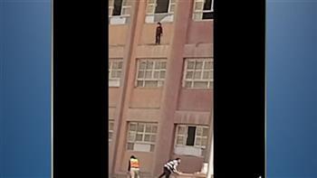 تفاصيل فيديو وقوف طفل خارج شباك فصل بالقليوبية