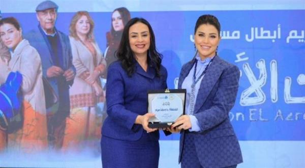 جومانا مراد تحتفي بتكريمها عن دورها في مسلسل اللون الأزرق