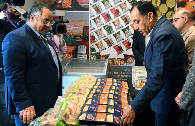 رئيس الوزراء يبدأ جولته بالمنطقة الاستثمارية ببنها بتفقد معرض منتجات الشركات الصناعية