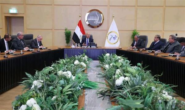 وزير النقل يعقد اجتماعا موسعا مع رؤساء الهيئات والشركات التابعة للوزارة