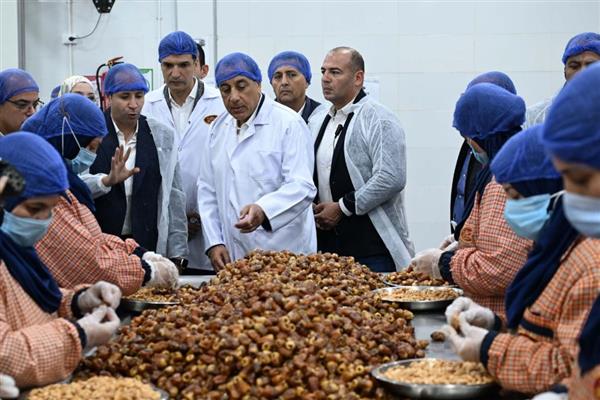 رئيس الوزراء يتفقد شركة الطحان المتخصصة في تصنيع وتعبئة التمور