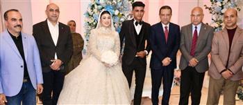 محافظ المنوفية يشهد حفل زفاف عروسين أيتام ويهديهم دعما ماليا ويقدم خالص تهانيه القلبية