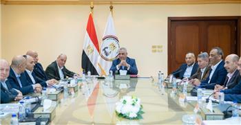 وزير الإنتاج الحربي يتابع الأداء المالي للشركات التابعة وحل مشكلات العملية التصنيعية