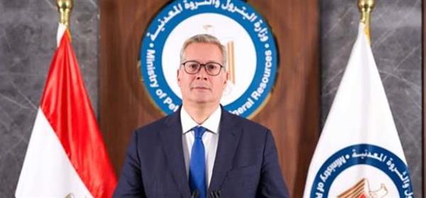 وزير البترول في مطار القاهرة لاستقبال جثمان الشهيد حسام صادق