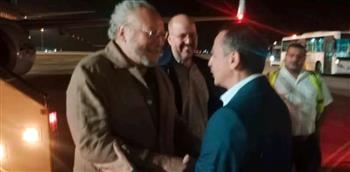  المهندس عمرو لاشين يستقبل الملك أحمد فؤاد الثانى ومرافقوه بمطار أسوان الدولى