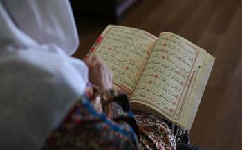هل يجوز للمرأة قراءة القرآن بدون حجاب؟