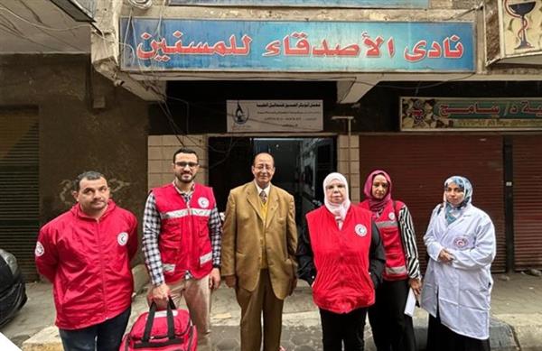 الهلال الأحمر المصري وصندوق دعم الجمعيات يقدمان خدمات طبية لدور مسنين بالجيزة